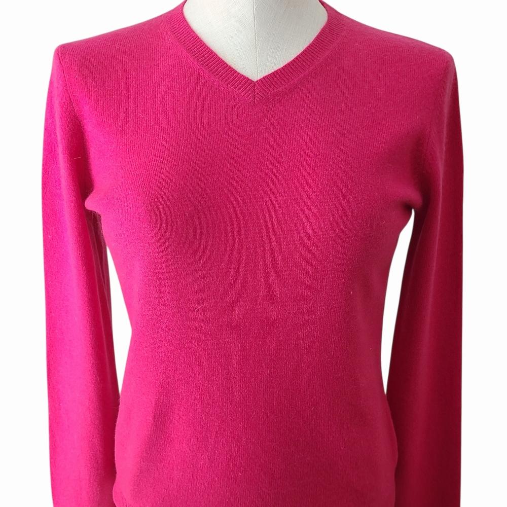 Evelyn Grace Beautiful Fuchsia Cashmere V-neck Sweater. Regular M